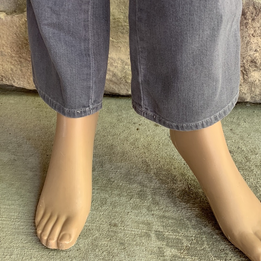 7 FOR ALL MANKIND | Karah Gray Form Fitted Straight Leg Jeans - Picture 5 of 12
